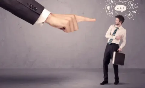 ۱۰ اشتباهی که مدیران ناخواسته مرتکب می‌شوند و باعث افت روحیه‌ تیم می‌شوند